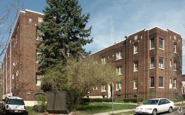 Building Photo - 2355 St James Ave