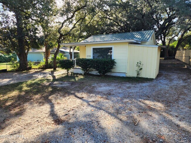 Foto del edificio - Tiny home vibe on a large private lot!!