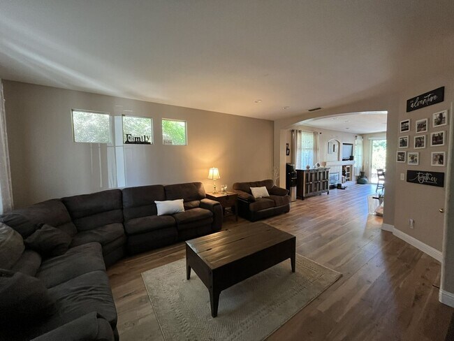 Building Photo - Remodeled 4 bedroom, 2 bathroom home in Elk Grove, CA!