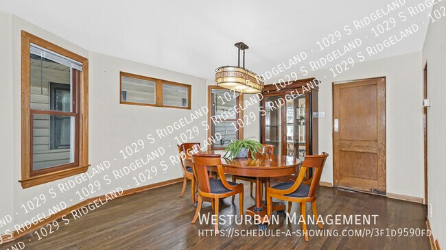 Building Photo - Spacious Oak Park Bungalow