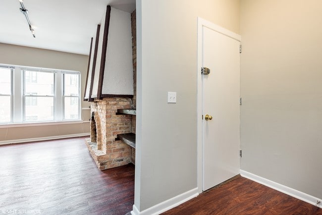 Building Photo - 959 W Oakdale Ave