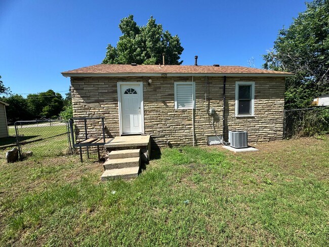 Foto del edificio - 2 Bed 1 Bath home in Midwest City!