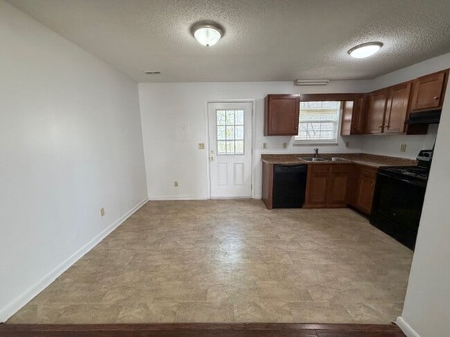 Building Photo - 2 Bedroom 1.5 Bath Duplex