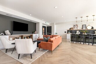 Interior Photo - Current 33