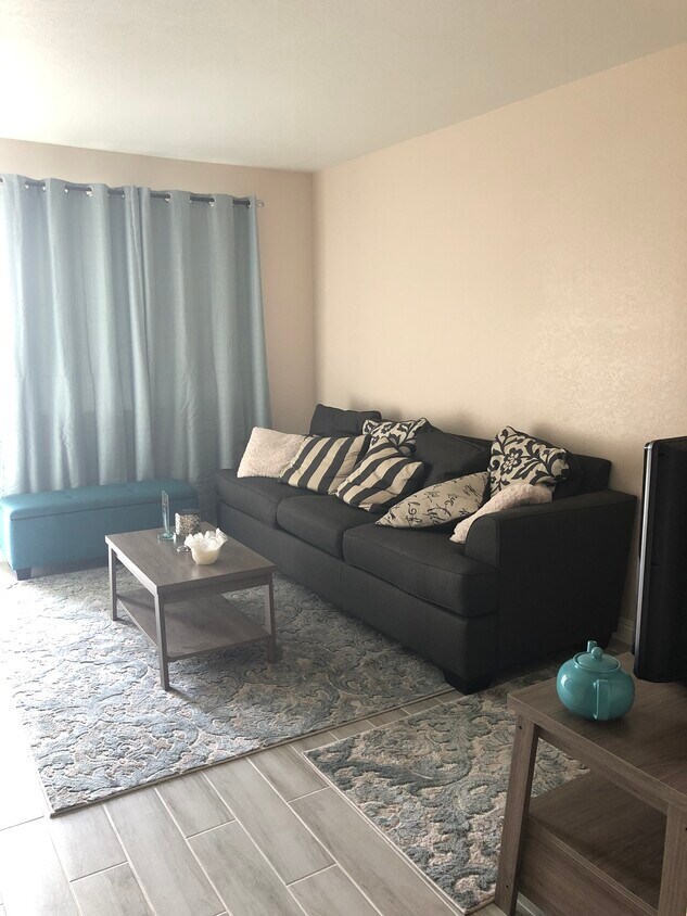 Foto principal - 12968 Yorba Ave