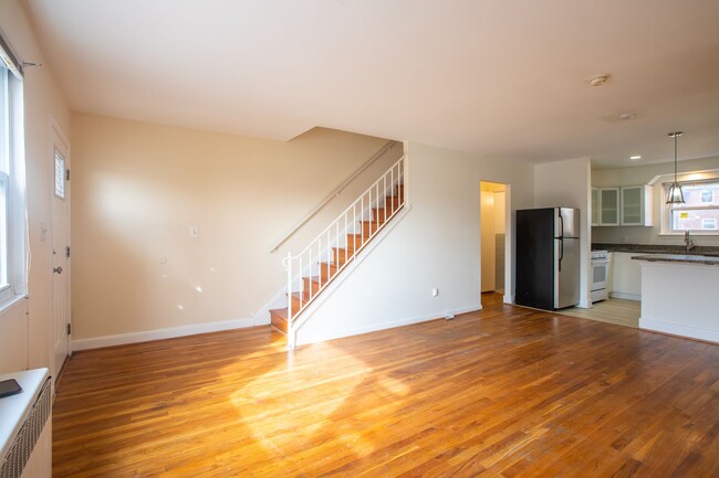 Building Photo - Lovely 2 BR/1.5 BA Townhome in Hyattsville...