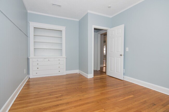 Building Photo - HOT ALLSTON LISTING!!!!