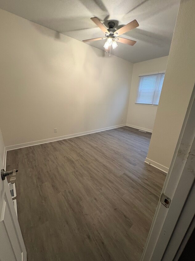 Building Photo - 400 E Meinecke Ave