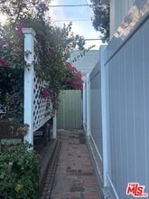 Building Photo - 843-844 Huntley Dr