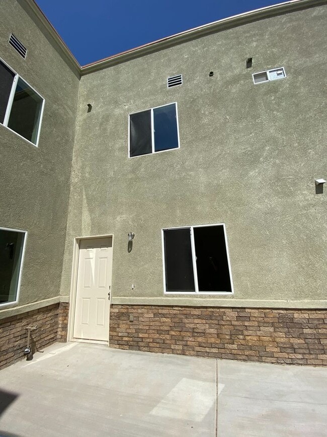 Building Photo - 574 Holt Ave