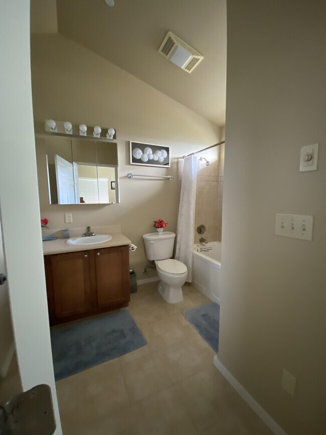 Foto del edificio - 978 Point Brown Ave SE