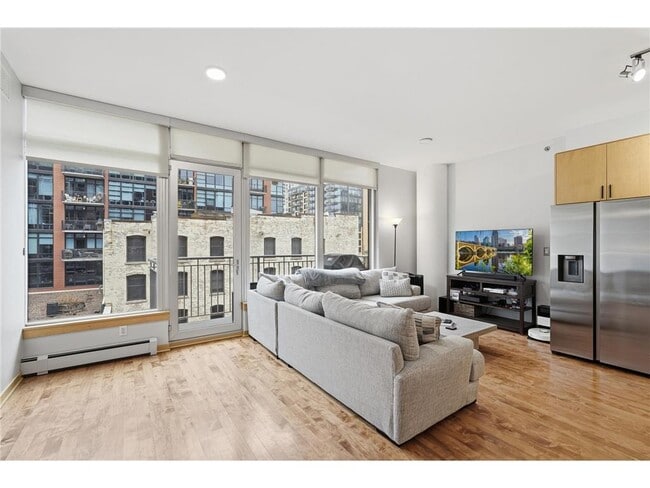 Building Photo - 215 10th Ave S