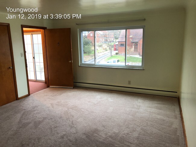 Living room - 512 S 5th St