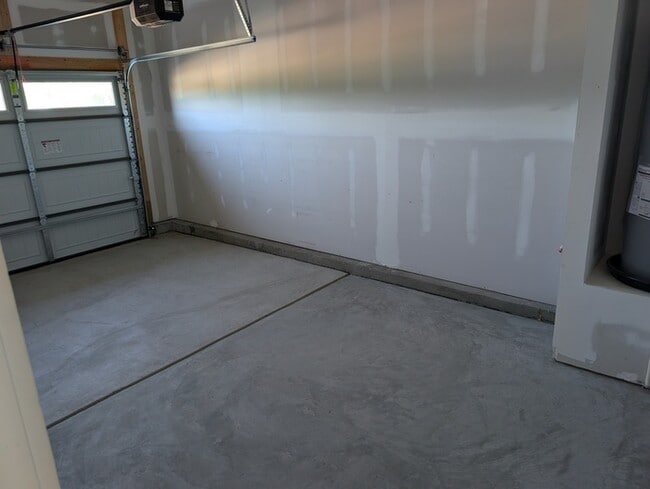 Building Photo - 12004 Oak St