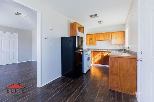 Foto del edificio - AVAILABLE NOW!!