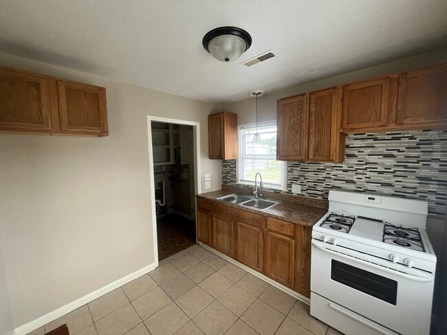 Building Photo - 4319 Standish Dr