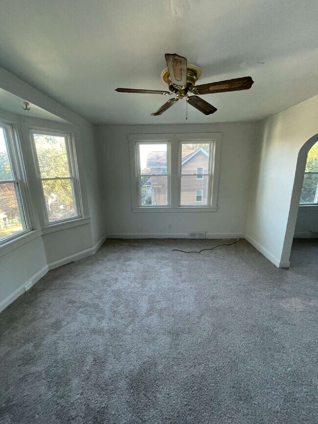 Building Photo - 3 bedroom in quiet part of Clairton Move i...