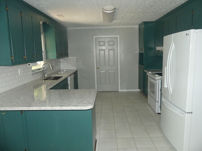 Foto del edificio - 4 bedroom home with inlaw suite in down to...