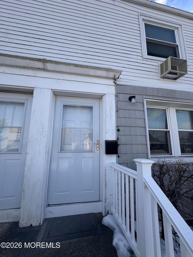 Building Photo - 30 Howland Ave