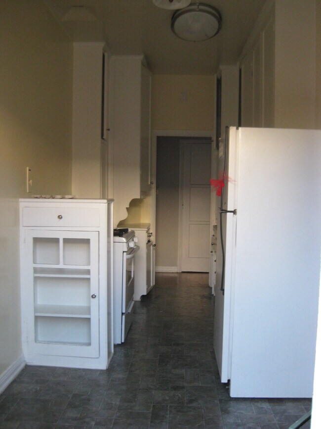 Building Photo - 326 N Orange Grove Ave