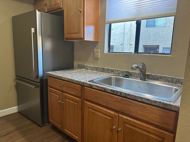 Foto del edificio - 2+1.5 READY NOW! Assigned parking. ON-SITE...