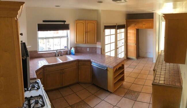 Kitchen - 17800 Hartland St