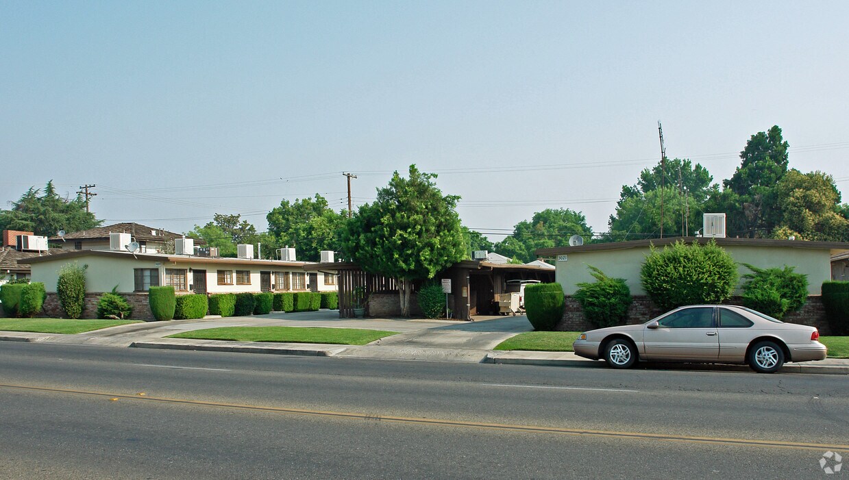 Building Photo - 3009-3031 E Clinton Ave