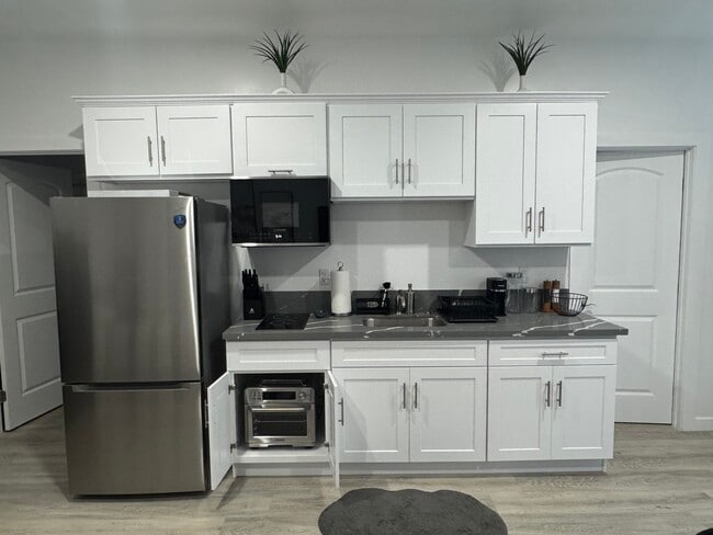 Building Photo - 1023 N Gage Ave