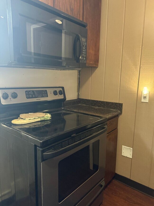 Foto del edificio - Cozy & Quiet 1 Bedroom, 1 Bath Apartment – Centrally Located