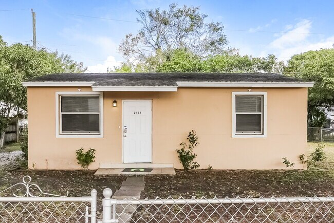 Foto del edificio - 2323 NW 12th Ct