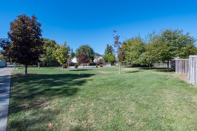 Building Photo - 480-490 Posada Way