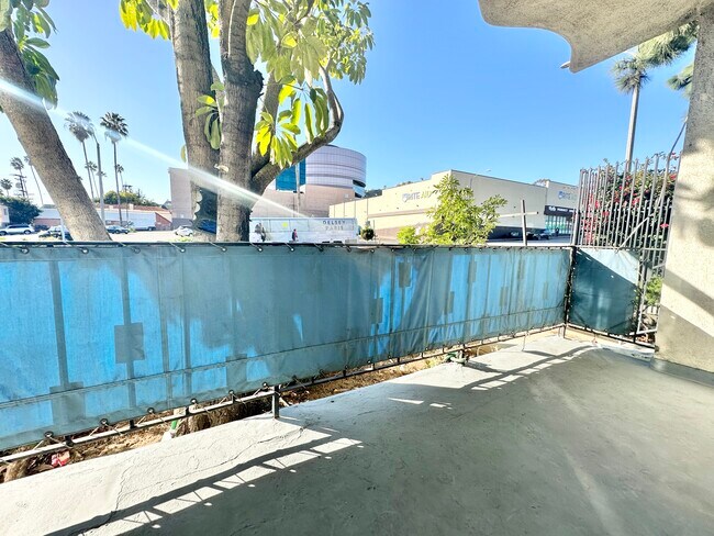 Building Photo - 1432 N Fairfax Ave