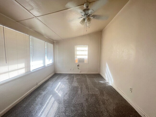 Building Photo - Quaint 3/1 in Carrolton For Rent!