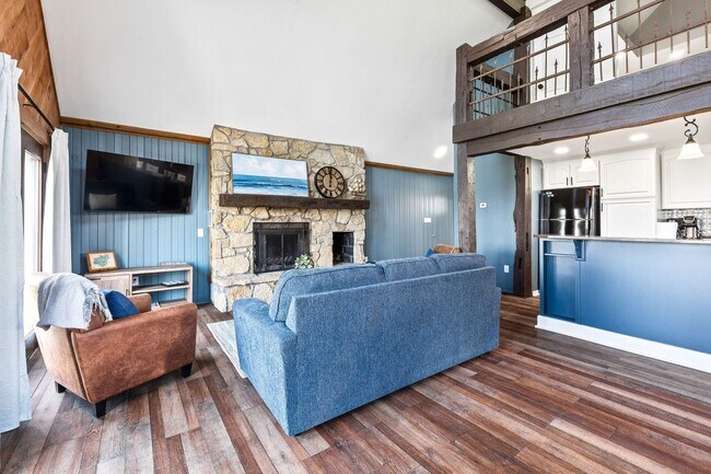 Foto del edificio - Fully Furnished 3 Bedroom Lakefront Home on Indian Lake