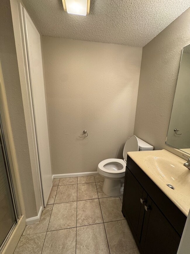 Building Photo - 2 bed / 2 bath Condo in the Center of Jone...