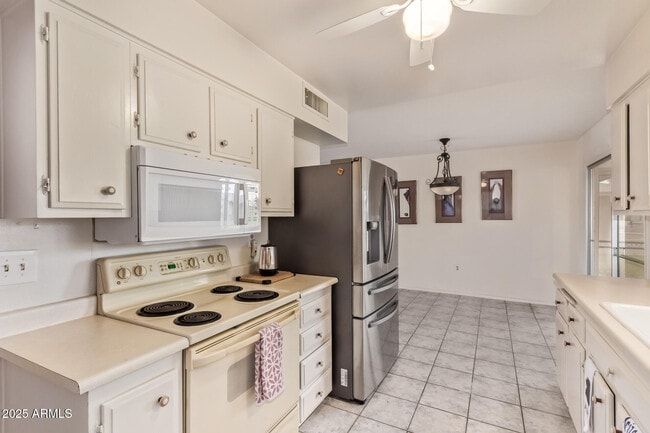 Building Photo - 13636 N Redwood Dr