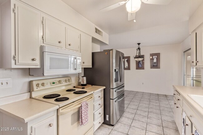 Foto del edificio - 13636 N Redwood Dr