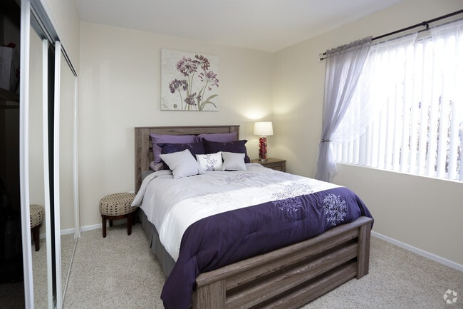 2BR, 2BA - 1033 SF - Hawthorne Hill