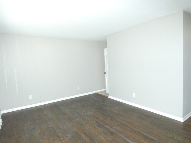 Building Photo - 4700 N Bristol Ave