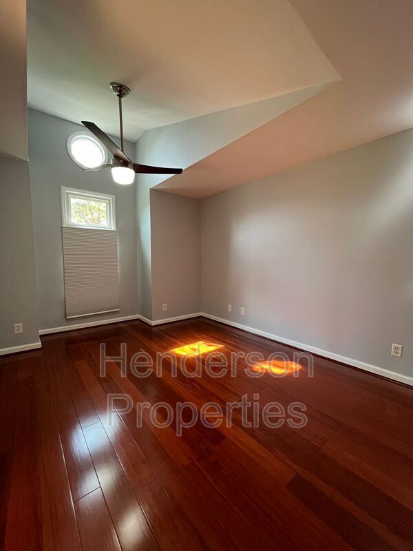 Foto del edificio - 1109 E Morehead St