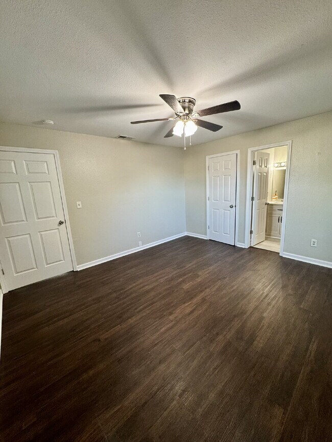 Foto del edificio - FRESHLY PAINTED 4 bedroom home in Lynn Haven!