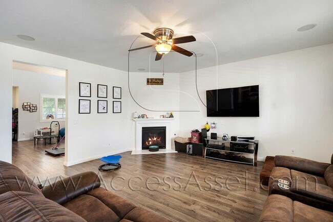 Foto del edificio - Live the Lake Life! Stunning 4 Bed/2.5 Bat...