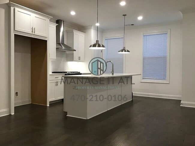 Foto del edificio - Elegant 3 Bedroom Townhome in a gated comm...