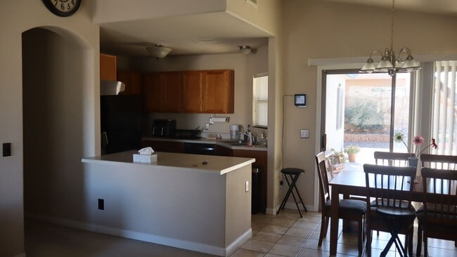 Foto del edificio - Furnished 3 Bedroom home