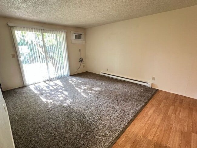 Building Photo - Spacious 2 bed, 1 bath duplex with air con...