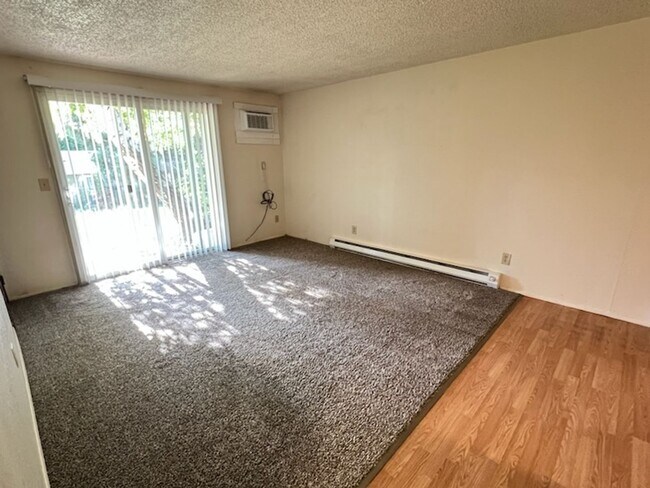 Foto del edificio - Spacious 2 bed, 1 bath duplex with air con...