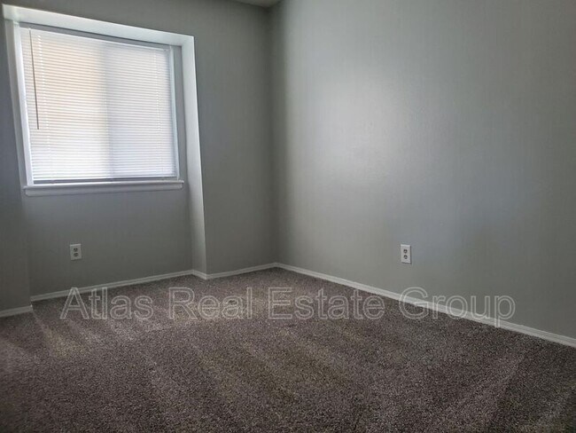 Building Photo - 522 Comanche Village Dr