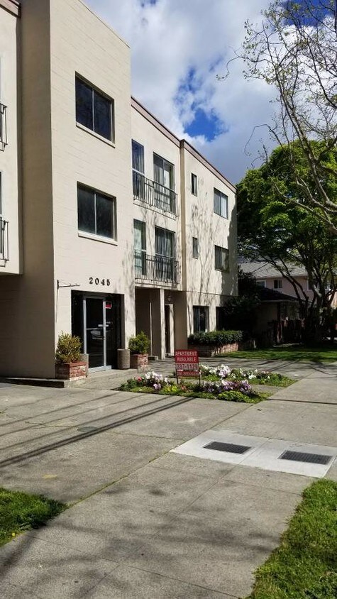 Foto principal - 2045 Central Ave