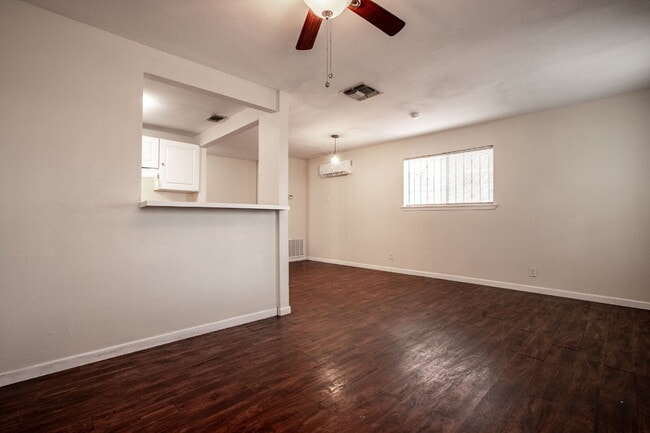 Building Photo - Cozy 1 Bed, 1 Bath Duplex A Block From Woodlawn Lake