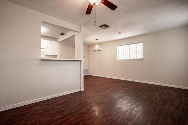Foto del edificio - Cozy 1 Bed, 1 Bath Duplex A Block From Woodlawn Lake